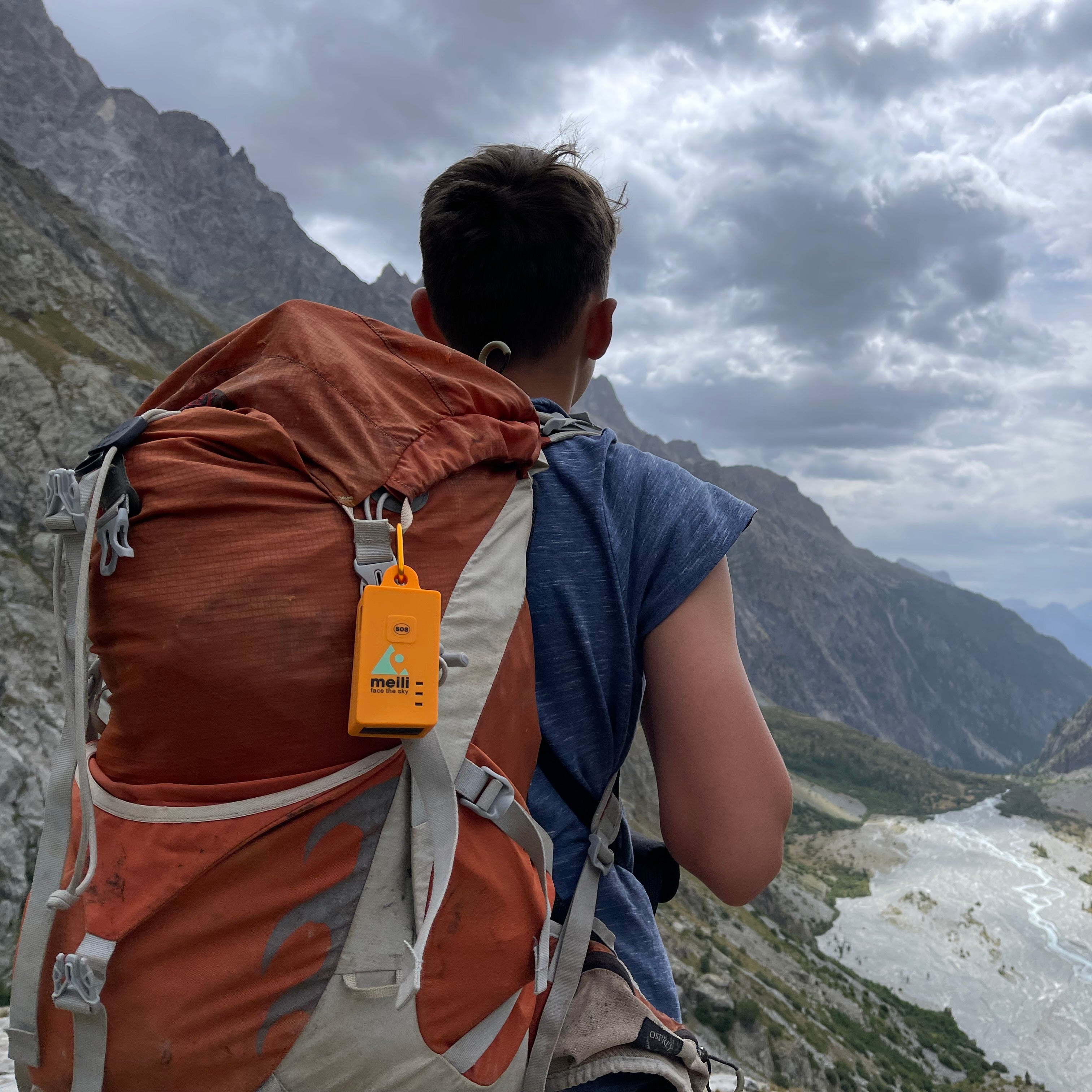 Student using GPS tracker for schools, expeditions, and family tracking – real-time location monitoring